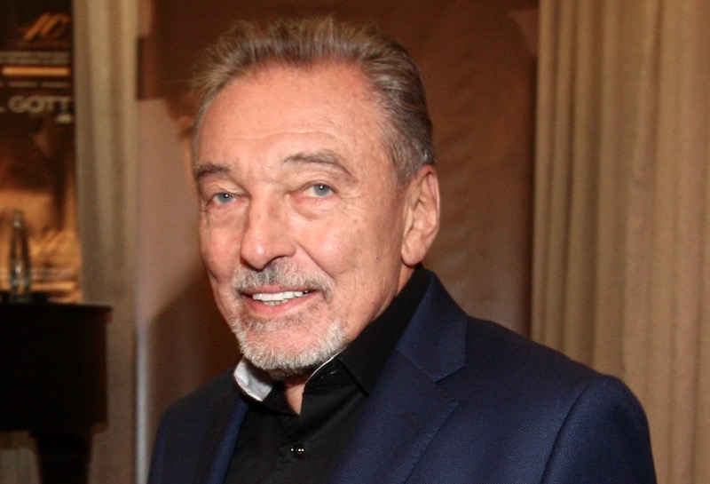 Karel Gott je znám svou velkou pokorou.